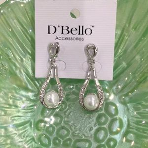 🌺NWT Too Awesome Silver / Crystal Hanging Pierced Style Earrings Must Have 🌺